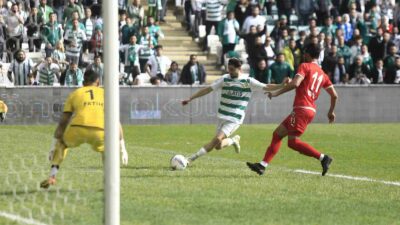 TFF 3. LİG'İN 9. HAFTASINDA BURSASPOR, SAHASINDA AĞIRLADIĞI KUŞADASISPOR'U 4-1