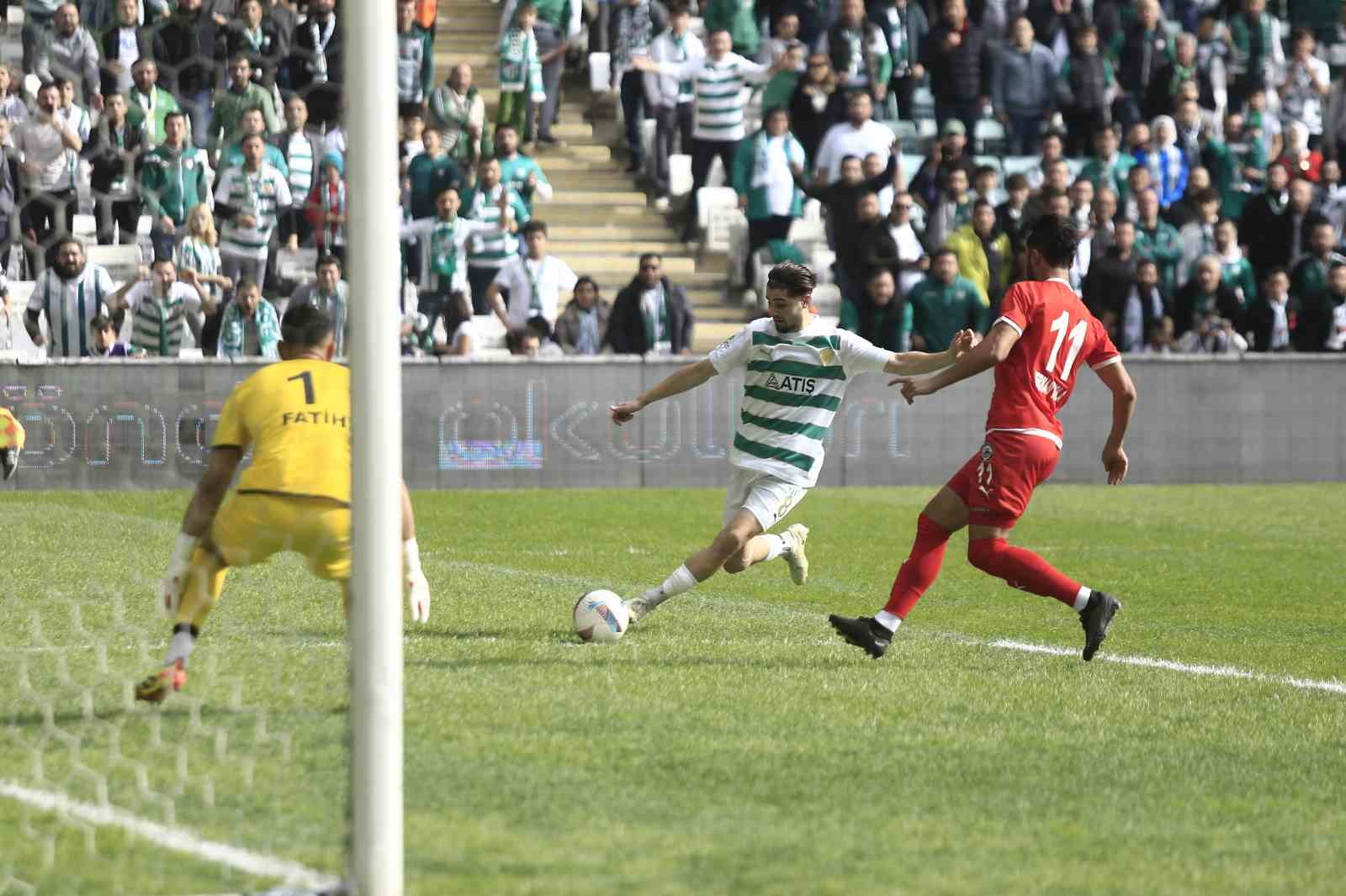 TFF 3. LİG'İN 9. HAFTASINDA BURSASPOR, SAHASINDA AĞIRLADIĞI KUŞADASISPOR'U 4-1