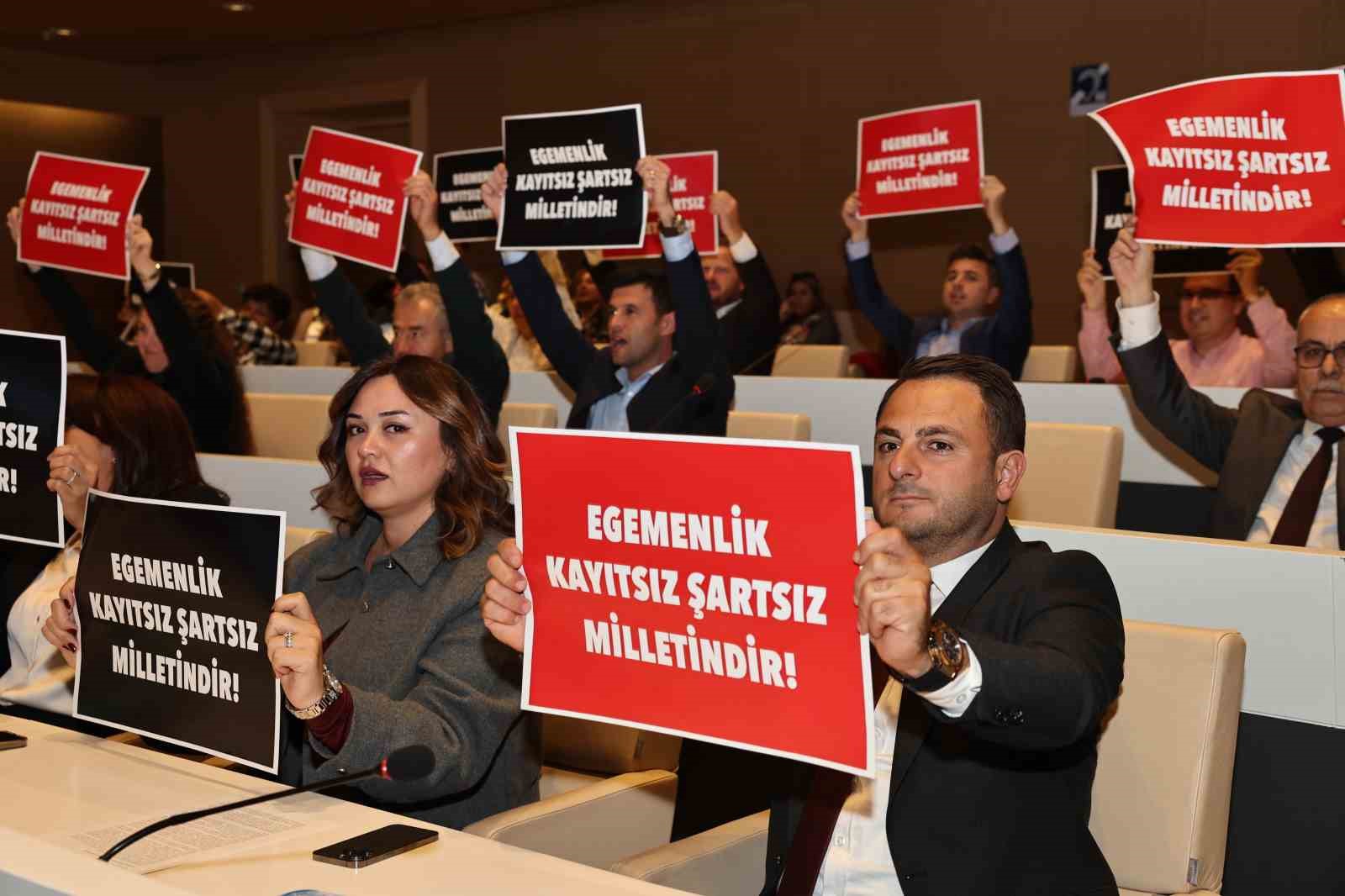 NİLÜFER BELEDİYE MECLİSİ’NDE KAYYIM PROTESTOSU