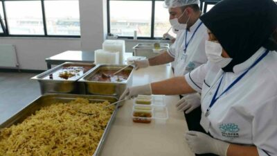 Nilüfer Belediyesi, ihtiyaç sahibi vatandaşlara ve üniversite öğrencilerine, her gün