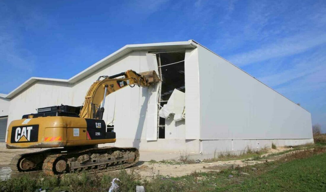 Nilüfer’de kaçak depo yıkıldı Nilüfer’de tarım arazisi üzerine kaçak olarak inşa edilen bin metrekarelik