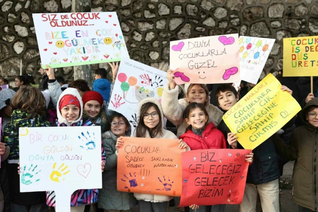 Nilüferli çocuklar ’Güvenli kent’ için yürüdü Nilüfer’de 20 Kasım Dünya Çocuk Hakları Günü dolayısıyla düzenlenen yürüyüşe