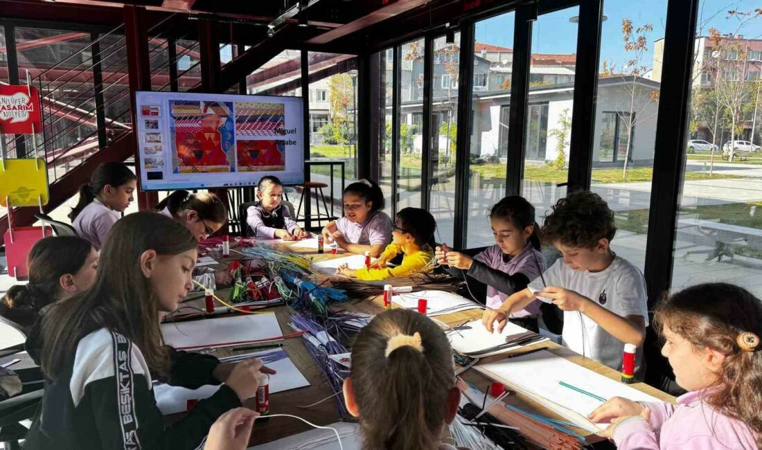 Öğrenciler kağıt dokumayı öğrendi PANCAR DEPOSU’NDA DÜZENLENEN SANAT VE TASARIM ATÖLYESİ’NDE BU DEFA KAĞIT