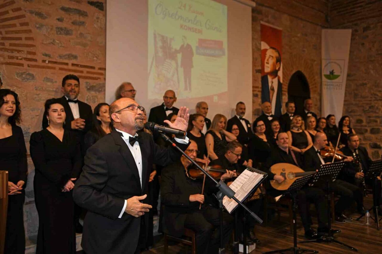 Öğretmenler gönüllerince eğlendi Osmangazi Belediyesi, Öğretmenler Gününde düzenlediği konser ile unutulmaz bir gece