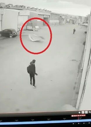 Bursa’da şiddetli lodosta okula gitmeye çalışan bir çocuk saniyelerle yaralanmaktan