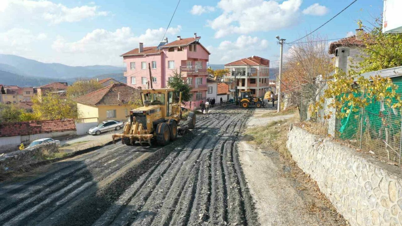 Orhaneli’de asfalt çalışmaları başladı Orhaneli Belediye Başkanı Ali Osman Tayır’ın talimatlarıyla, ilçedeki Osman Üstün