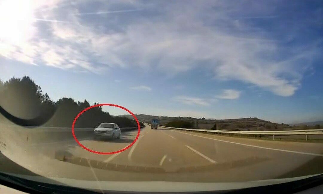 Otobanda 150 kilometre hızla tersten ölüme böyle sürdü Bursa İzmir Otobanı’nda faciadan dönüldü. En sol şeritte ters yönden