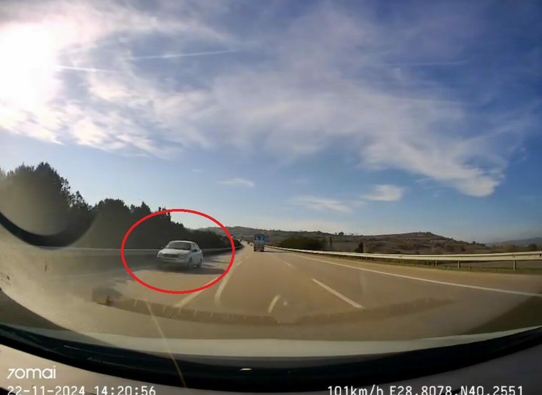 Otobanda 150 kilometre hızla tersten ölüme böyle sürdü Bursa İzmir Otobanı’nda faciadan dönüldü. En sol şeritte ters yönden