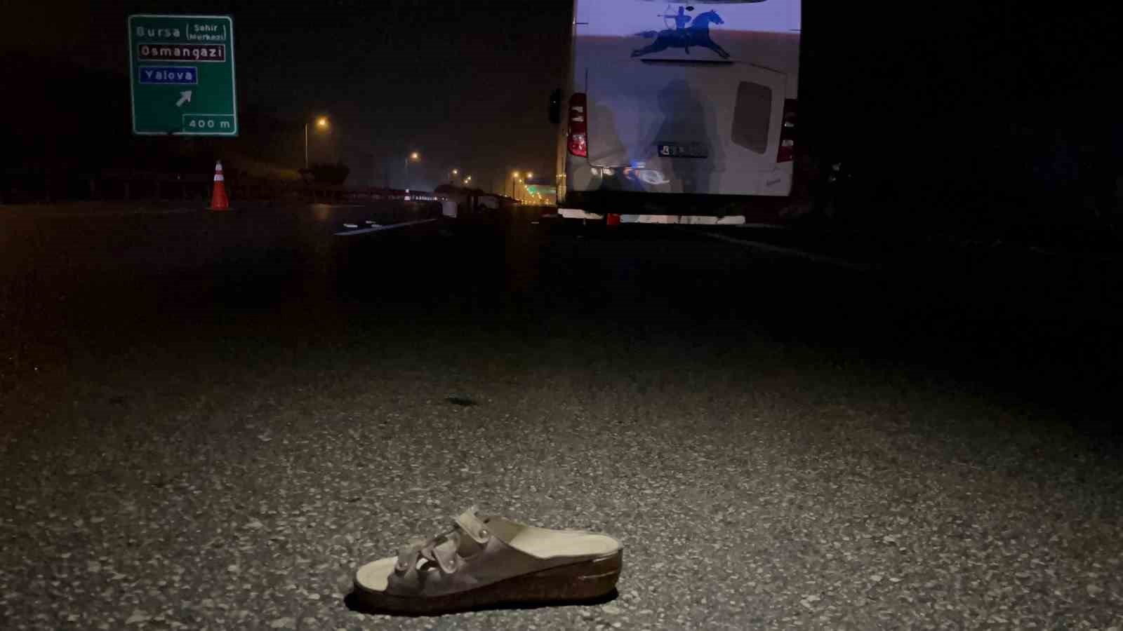 BURSA'DA OTOBANDA KARŞIDAN KARŞIYA GEÇMEK İSTEYEN YAŞLI KADINA ŞEHİRLER ARASI