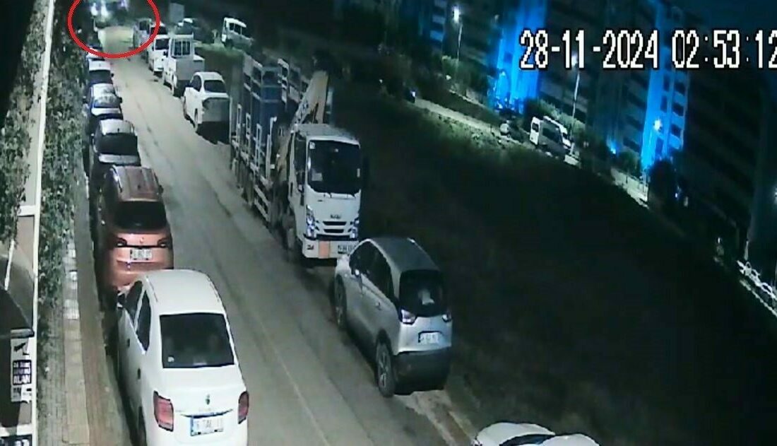 Otomobil ile çarpışan servis minibüsünün yan yattığı kaza kamerada: 8 yaralı Bursa’da işçi servisi ile otomobilin çarpıştığı kazada servis minibüsü yan