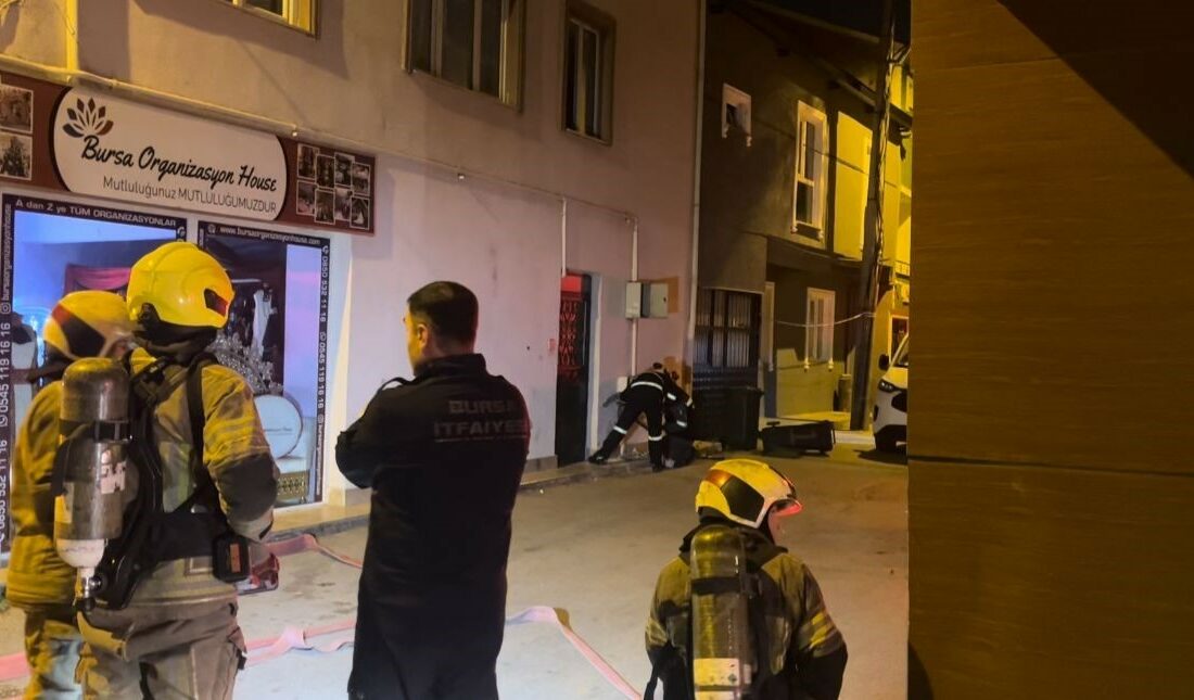 BURSA'DA SEYİR HALİNDEKİ OTOMOBİL BİR EVİN DIŞINDA BULUNAN DOĞALGAZ BORUSUNA