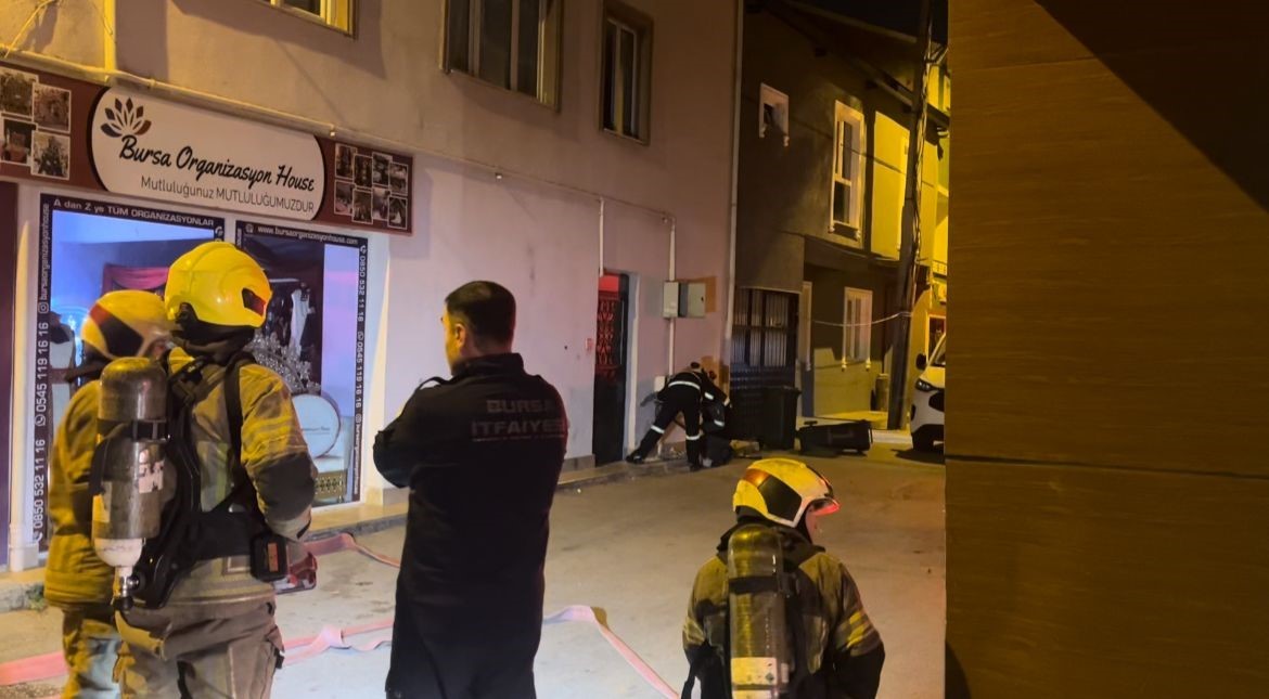 BURSA'DA SEYİR HALİNDEKİ OTOMOBİL BİR EVİN DIŞINDA BULUNAN DOĞALGAZ BORUSUNA