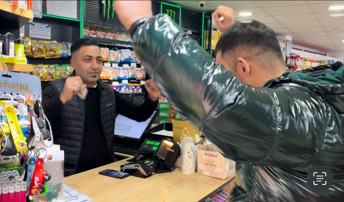 BU MARKETE GELEN DANS ETMEDEN ALIŞVERİŞ YAPAMIYOR
