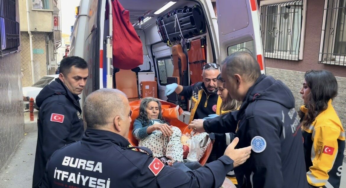 Bursa’da sağlık sorunları nedeniyle evde 5 gündür mahsur kalan çifti