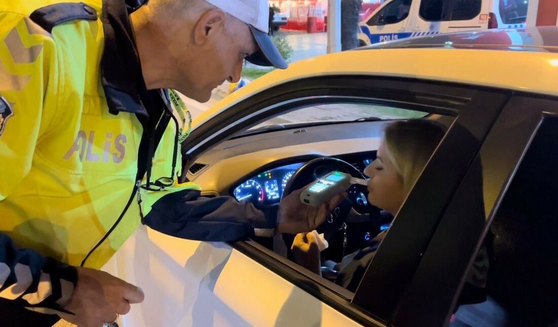 Uygulama noktasında polis memurunun alkollü sürücü ile imtihanı kamerada BURSA'DA ALKOL DENETİMİ YAPAN EKİPLERİN RADARINA GİREN SÜRÜCÜ, YAKLAŞIK 5