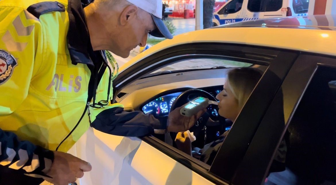 BURSA'DA ALKOL DENETİMİ YAPAN EKİPLERİN RADARINA GİREN SÜRÜCÜ, YAKLAŞIK 5