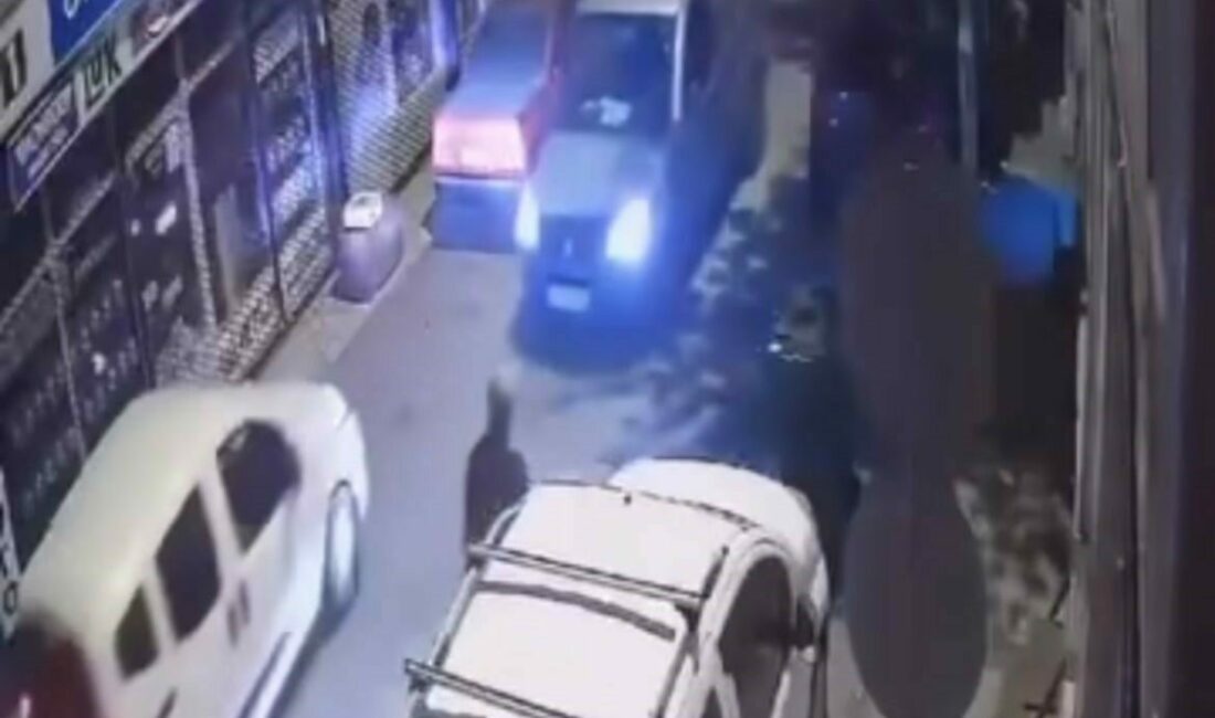 Park halindeki otomobile çarptı, olay yerinden kaçtı Bursa’da ticari aracın sürücüsü cadde üzerinde ilerlerken, park halindeki otomobile