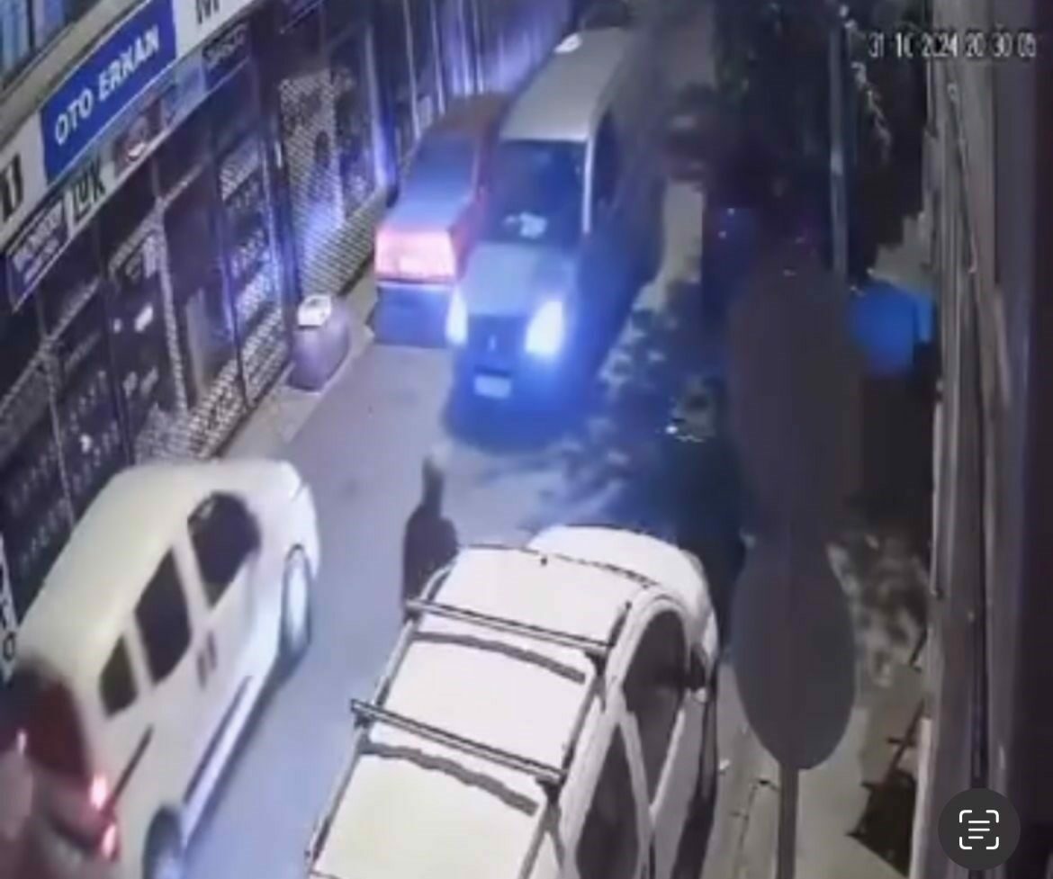 Park halindeki otomobile çarptı, olay yerinden kaçtı Bursa’da ticari aracın sürücüsü cadde üzerinde ilerlerken, park halindeki otomobile