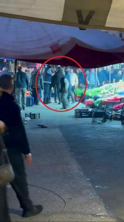 Pazarcıların yer kavgası kamerada Bursa’da pazarcıların yer kavgası boks ringini aratmadı. O anlar saniye