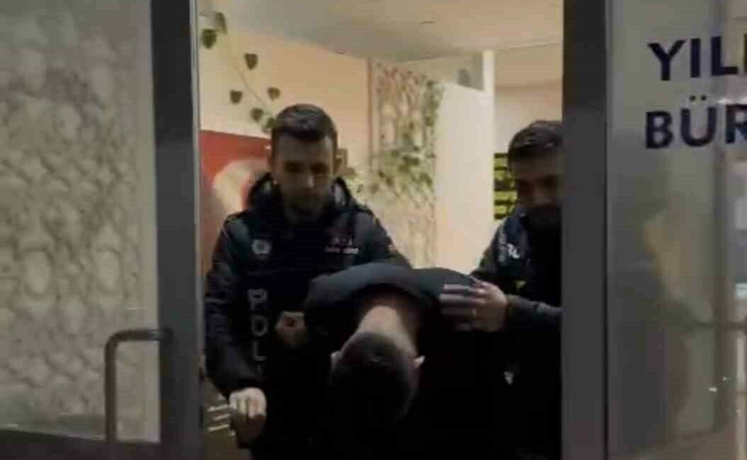 Polise verdiği kimlik sahte çıktı, 34 yıl hapis cezasından dolayı gözaltına alındı Bursa’da çeşitli suçlardan 34 yıl kesinleşmiş hapis cezasıyla aranan şüpheli