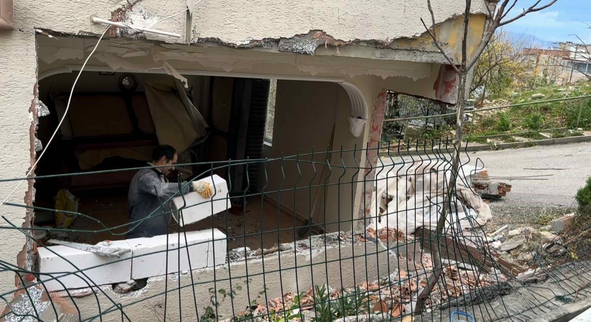 Rüzgar vurdu, yokuş aşağı kaçan kamyon evin salonuna girdi Bursa’da yokuş aşağı harekete geçen kamyonet park halindeki ticari araca