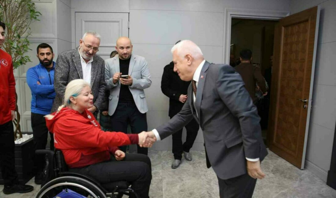 Şampiyon sporculardan Başkan Bozbey’e ziyaret Bursa Büyükşehir Belediye Başkanı Mustafa Bozbey, Bursa Büyükşehir Belediyespor’un milli