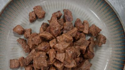 Lezzetli kavurma yapmanın püf noktalarını anlatan Şef Emre Öztürk, etin