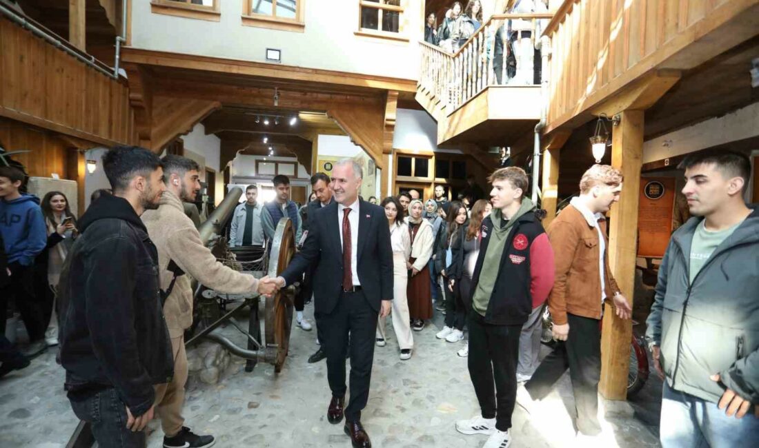 Şehre yeni gelen üniversite öğrencileri İnegöl’ü tanıyor BELEDİYE BAŞKANI ALPER TABAN DA KENT MÜZESİ ZİYARETİNDE ÖĞRENCİLERLE BİR