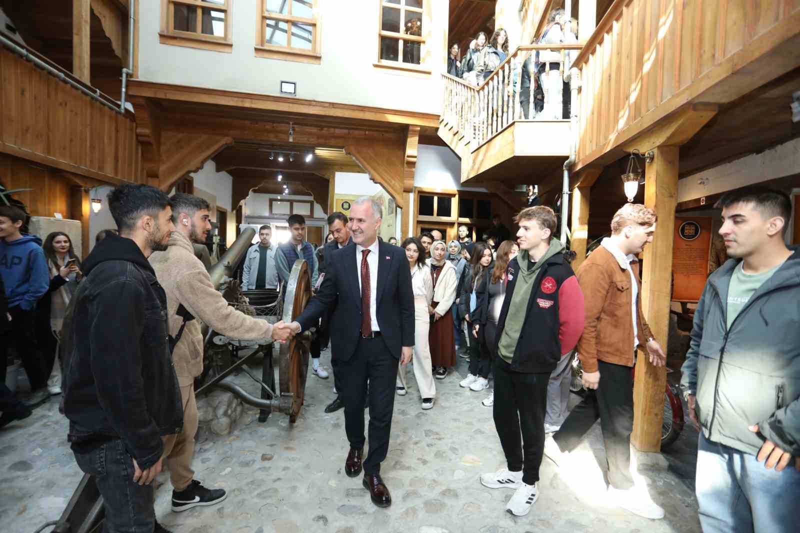 BELEDİYE BAŞKANI ALPER TABAN DA KENT MÜZESİ ZİYARETİNDE ÖĞRENCİLERLE BİR