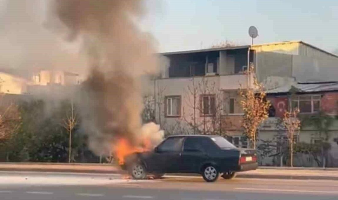 Bursa’da seyir halindeki Tofaş Şahin marka otomobil, motor kısmından alev