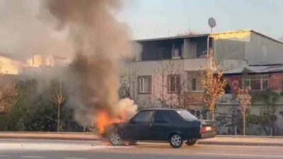 Bursa’da seyir halindeki Tofaş Şahin marka otomobil, motor kısmından alev