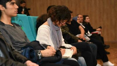 Osmangazi Belediyesi’nin düzenlediği kitap okuma etkinliğinde, dünyaca ünlü İngiliz şair,