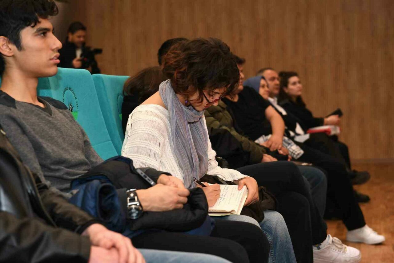 Osmangazi Belediyesi’nin düzenlediği kitap okuma etkinliğinde, dünyaca ünlü İngiliz şair,