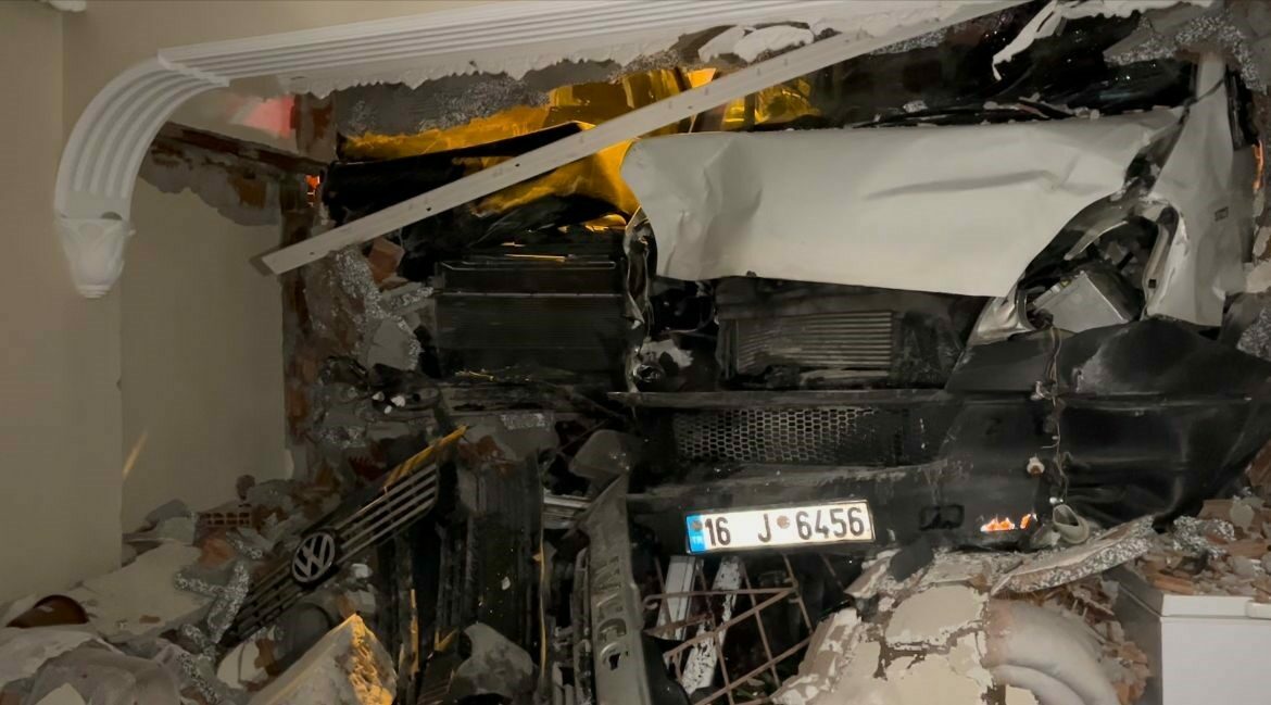 Şiddetli lodosa yenik düşen kamyonet evin salonuna girdi Bursa’da şiddetli lodosa yenik düşen kamyonet, park halindeki otomobile çarptıktan