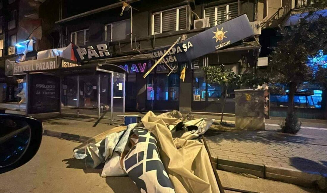 Şiddetli rüzgar tabelayı yerinden söktü Bursa’nın Mustafakemalpaşa ilçesinde gece yarısı etkili olan şiddetli fırtına, ilçede