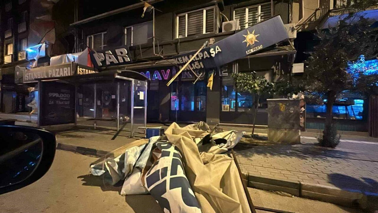 Şiddetli rüzgar tabelayı yerinden söktü Bursa’nın Mustafakemalpaşa ilçesinde gece yarısı etkili olan şiddetli fırtına, ilçede