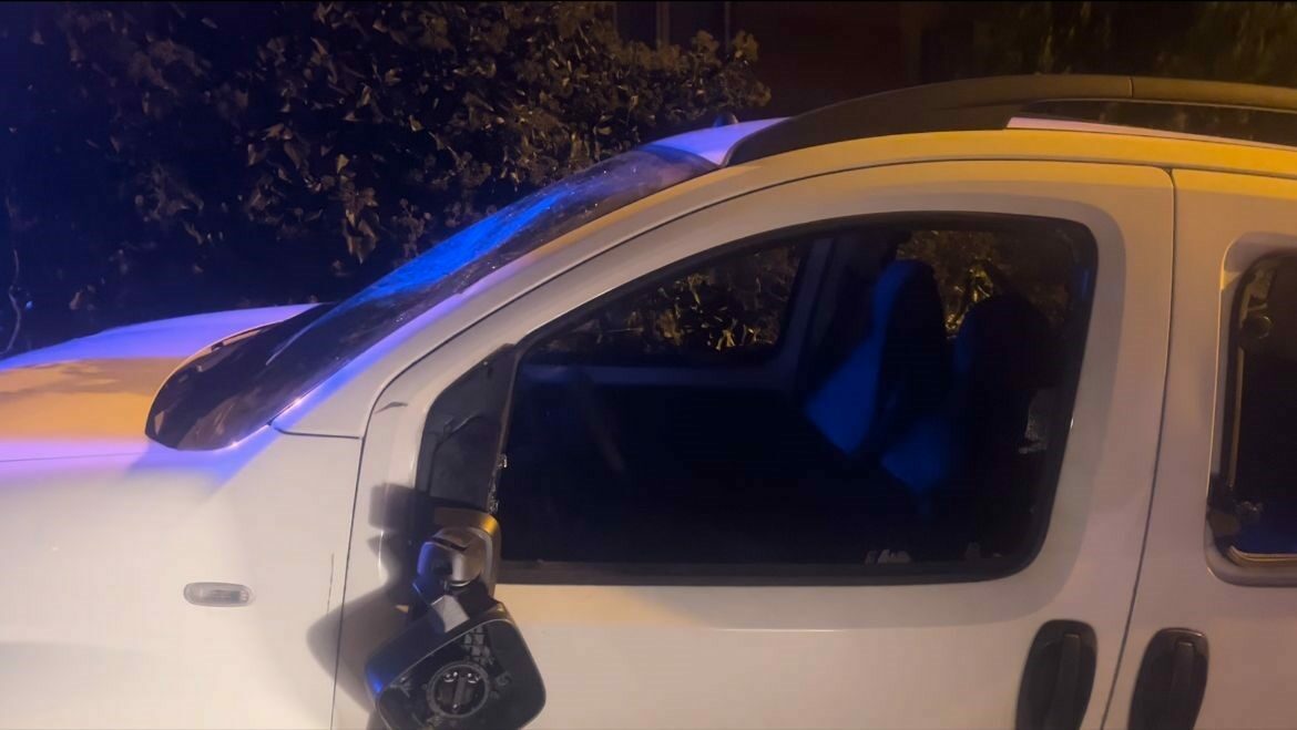Bursa’da bir kişi komşusunun otomobiline zarar verdi Bursa’da bir şahıs, tartıştığı alt komşusunun otomobiline sopa ile zarar