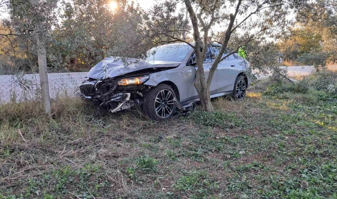 Sollamak isterken tarlaya uçtu BURSA’DA SOLLAMA YAPMAK İSTERKEN, ÖNÜNDEKİ OTOMOBİLE ÇARPAN SÜRÜCÜ, TARLAYA UÇTU.