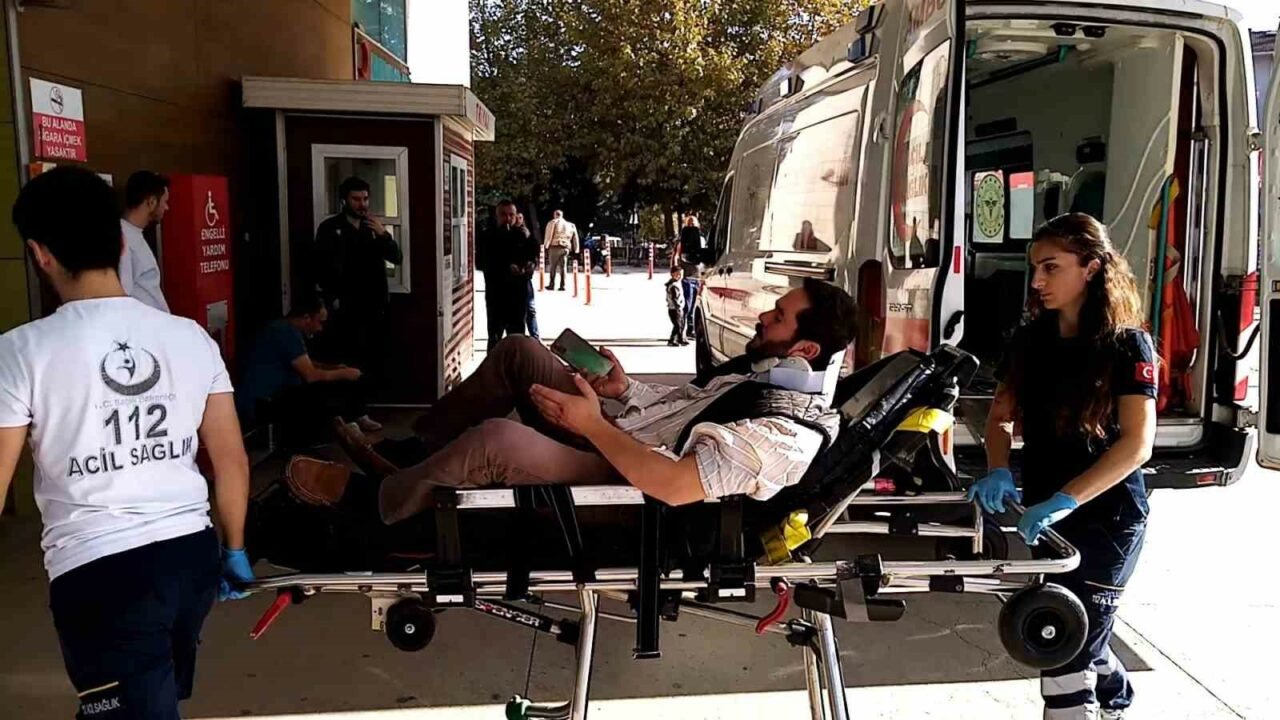 BURSA'NIN İNEGÖL İLÇESİNDE MEYDANA GELEN KAZADA 2 OTOMOBİL ÇARPIŞTI. ÇARPIŞMANIN