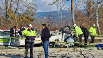 Bursa’nın Kestel ilçesinde sürücünün kontrolünden çıkarak takla atan kamyonette 2