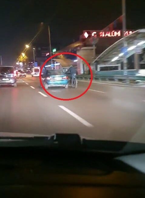 Tehlikeli yolculuk kamerada BURSA'DA SEYİR HALİNDEKİ OTOMOBİLE TUTUNARAK İLERLEYEN BİSİKLET SÜRÜCÜSÜ YÜREKLERİ AĞIZA