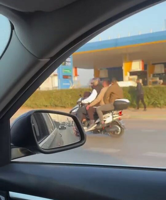 Tehlikeli yolculuk kamerada BURSA'DA BİR MOTOSİKLETE 3 KİŞİ BİNEREK TEHLİKELİ YOLCULUK YAPAN ŞAHISLAR