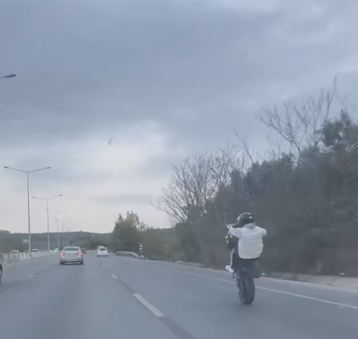 TEK TEKER ÜZERİNDE KİLOMETRELERCE İLERLEYEN SÜRÜCÜ KAMERADA