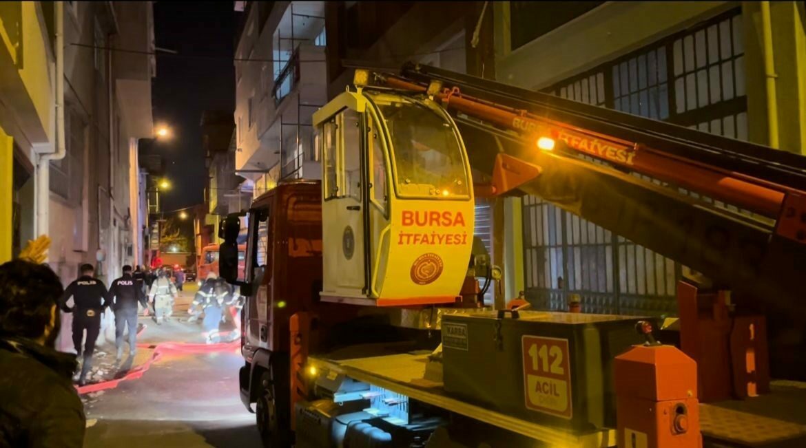 Tekstil malzemesi üreten 3 katlı iş yerinde yangın Bursa’nın Yıldırım ilçesinde tekstil malzemesi üreten 3 katlı iş yerinde