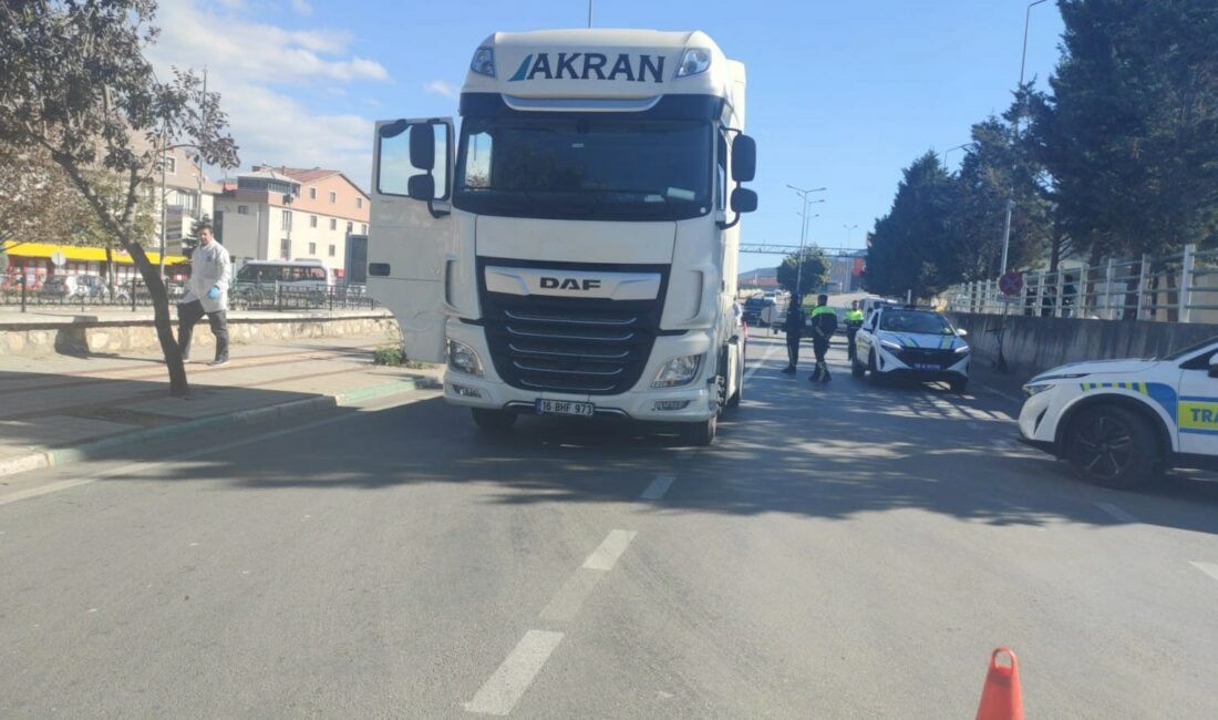 BURSA'NIN GEMLİK İLÇESİNDE TELEFONLA KONUŞURKEN YOLA İNEN KİŞİ, TIRIN ÇARPMASI