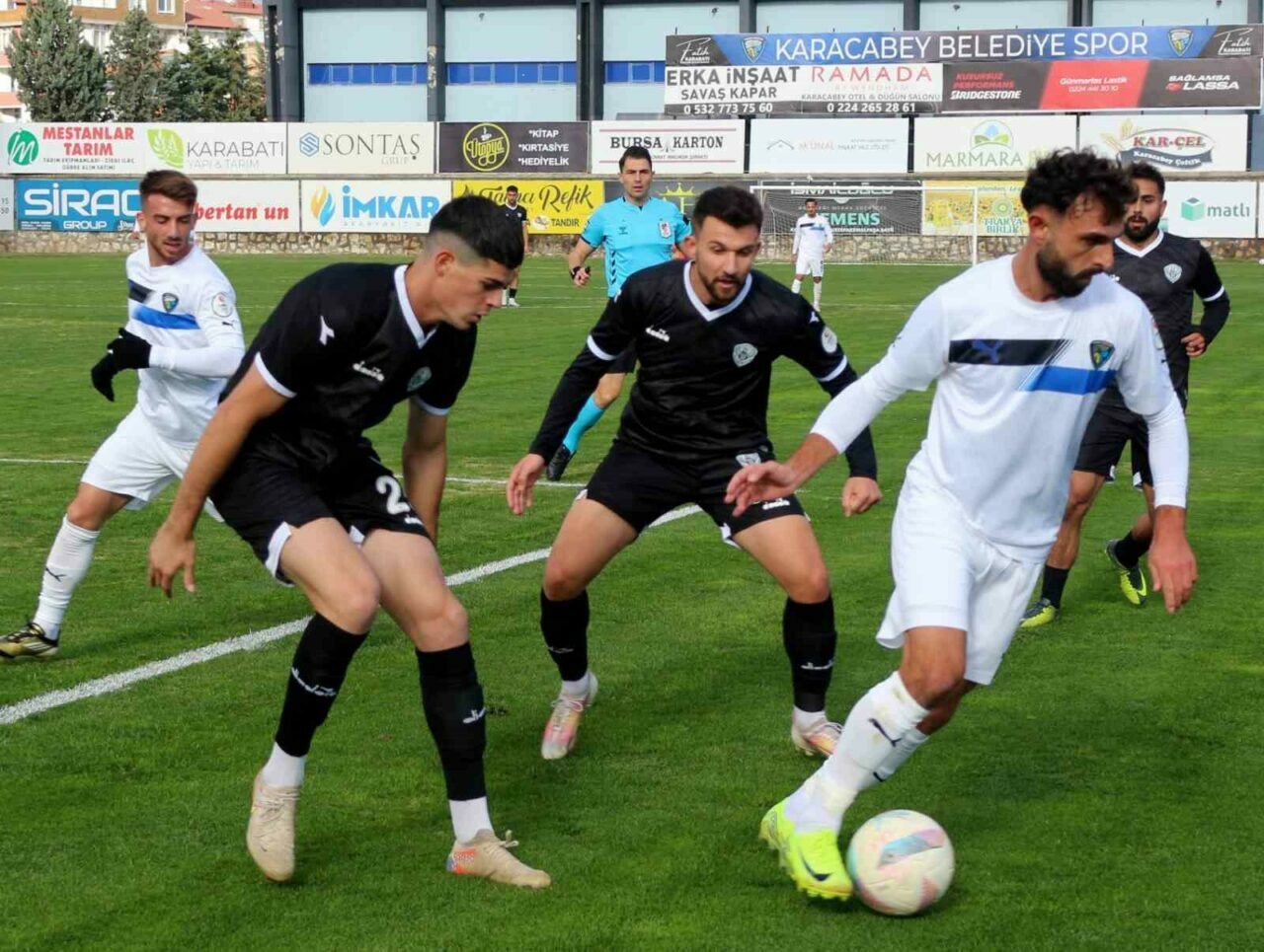 TFF 2. Lig Kırmızı Grup 13. hafta mücadelesinde Karacabey Belediyespor,