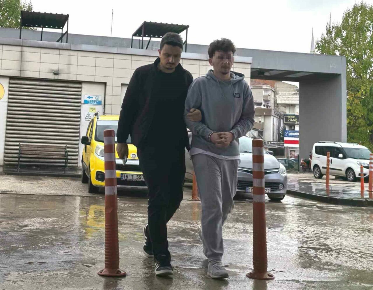 Bursa’nın İnegöl ilçesinde yolun karşısına geçmek isteyen trafik polisine çarparak
