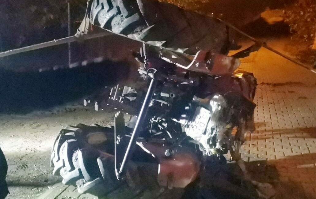 Mudanya ilçesinde tarla dönüşü direksiyon hakimiyetini kaybeden sürücü, traktörden atlayarak