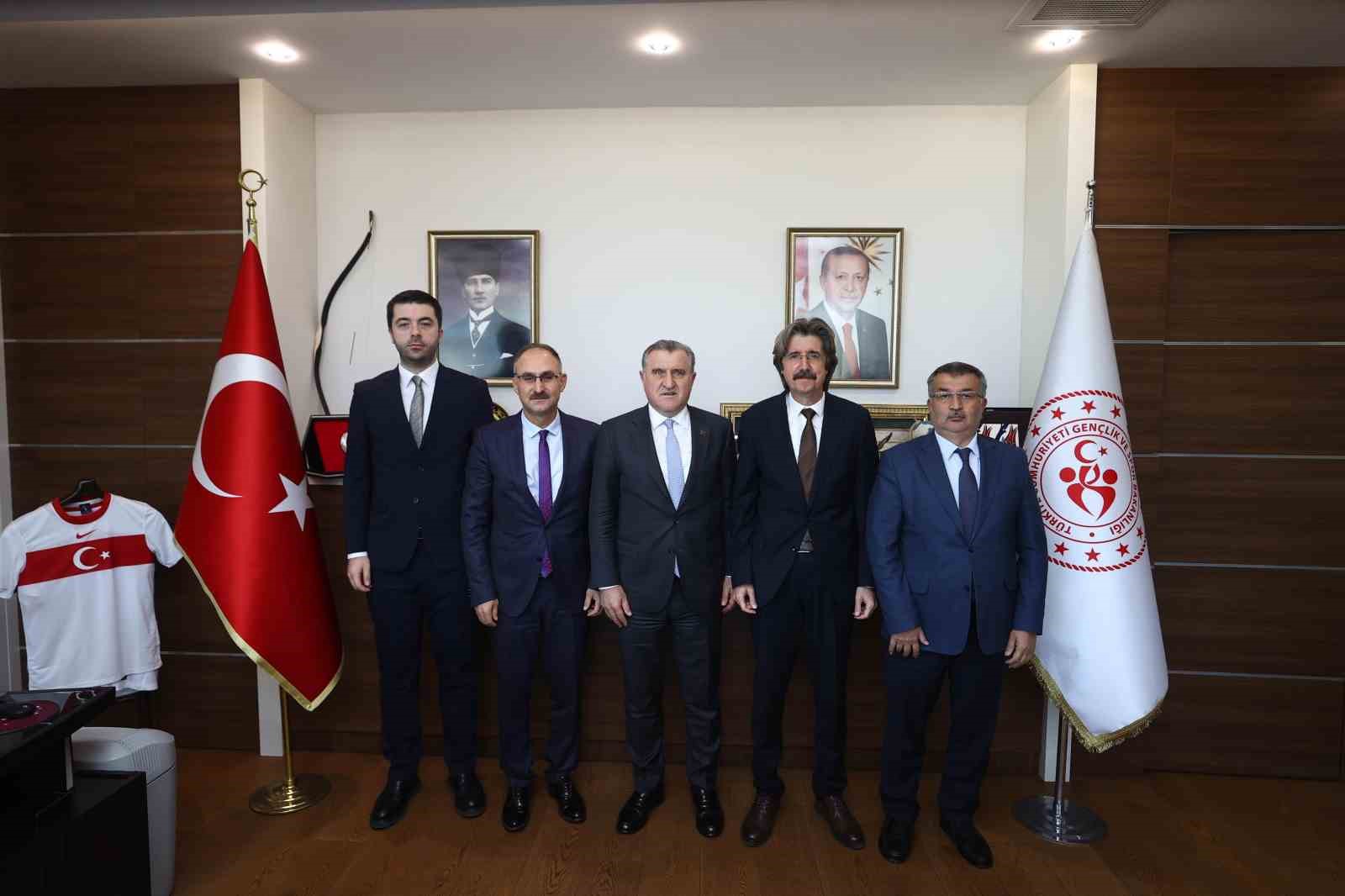 ÜNİVERSİTE YÖNETİMİNDEN GENÇLİK VE SPOR BAKANINA ZİYARET