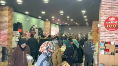 Bursa’da ev eşyası satan bir mağazanın açılışında izdiham yaşandı. Yüzlerce